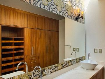 250.69 m² de terreno | 357 m² de construcción | 3 recámaras | 3.5 baños | Vista espectacular