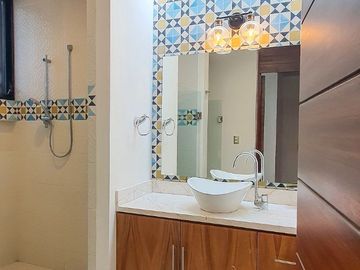 250.69 m² de terreno | 357 m² de construcción | 3 recámaras | 3.5 baños | Vista espectacular