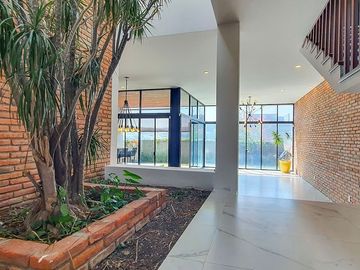 250.69 m² de terreno | 357 m² de construcción | 3 recámaras | 3.5 baños | Vista espectacular