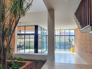 250.69 m² de terreno | 357 m² de construcción | 3 recámaras | 3.5 baños | Vista espectacular