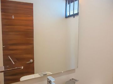 250.69 m² de terreno | 357 m² de construcción | 3 recámaras | 3.5 baños | Vista espectacular
