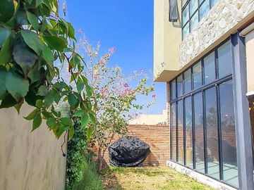 250.69 m² de terreno | 357 m² de construcción | 3 recámaras | 3.5 baños | Vista espectacular