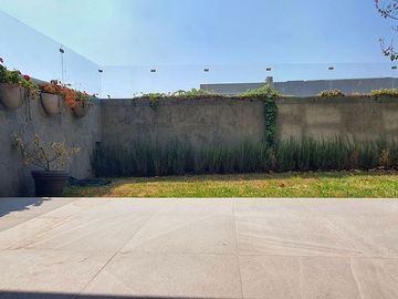 250.69 m² de terreno | 357 m² de construcción | 3 recámaras | 3.5 baños | Vista espectacular