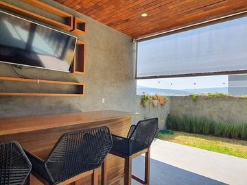 250.69 m² de terreno | 357 m² de construcción | 3 recámaras | 3.5 baños | Vista espectacular