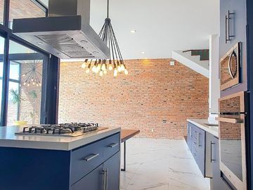 250.69 m² de terreno | 357 m² de construcción | 3 recámaras | 3.5 baños | Vista espectacular