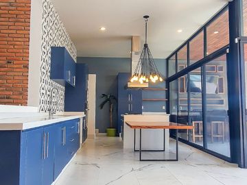 250.69 m² de terreno | 357 m² de construcción | 3 recámaras | 3.5 baños | Vista espectacular