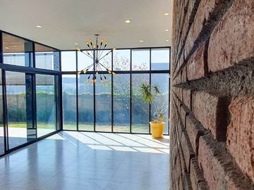 250.69 m² de terreno | 357 m² de construcción | 3 recámaras | 3.5 baños | Vista espectacular
