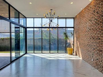 250.69 m² de terreno | 357 m² de construcción | 3 recámaras | 3.5 baños | Vista espectacular