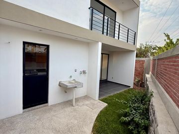 Casa en Venta con alberca cuatro recamaras jardín privado en Jiutepec Morelos