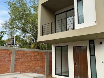 Casa en Venta con alberca cuatro recamaras jardín privado en Jiutepec Morelos