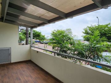 ¡Alquilo Departamento Totalmente Amoblado Planta Baja Con Terraza Privada!