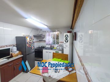 Casa con 3 dormitorios y 2 baños, terreno de 476 m2.