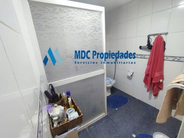 Casa con 3 dormitorios y 2 baños, terreno de 476 m2.