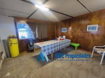 Casa con 3 dormitorios y 2 baños, terreno de 476 m2.
