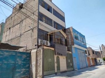 Casa de 5 pisos frente a parque- Santa Anita