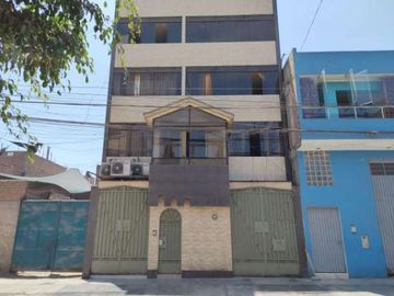 Casa de 5 pisos frente a parque- Santa Anita