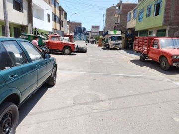 Casa de 5 pisos frente a parque- Santa Anita