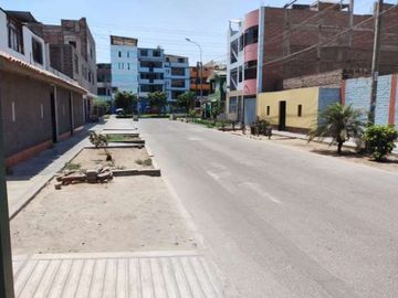 Casa de 5 pisos frente a parque- Santa Anita