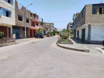 Casa de 5 pisos frente a parque- Santa Anita