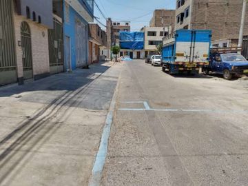 Casa de 5 pisos frente a parque- Santa Anita