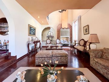 Casa De 2 Pisos En Venta En Esquina En Surco