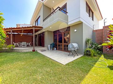 Casa De 2 Pisos En Venta En Esquina En Surco