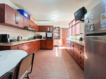 Casa De 2 Pisos En Venta En Esquina En Surco