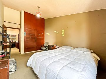 Casa De 2 Pisos En Venta En Esquina En Surco