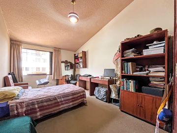 Casa De 2 Pisos En Venta En Esquina En Surco