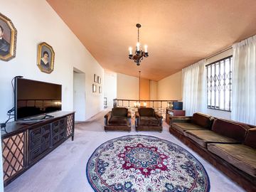 Casa De 2 Pisos En Venta En Esquina En Surco