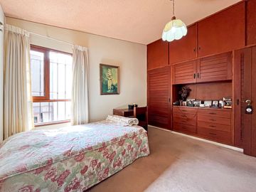 Casa De 2 Pisos En Venta En Esquina En Surco