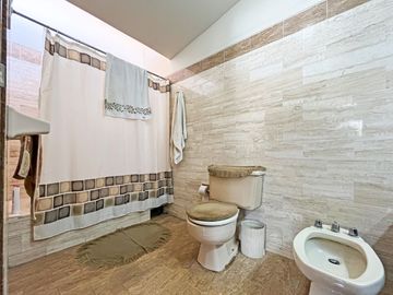Casa De 2 Pisos En Venta En Esquina En Surco