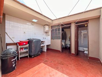Casa De 2 Pisos En Venta En Esquina En Surco
