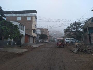 Se Vende Casa de 4 Pisos + Azotea en Villa Maria del Triunfo