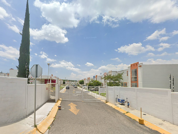 BONITA CASA EN VENTA DE RECUPERACION BANCARIA UBICADO EN AV. PIE DE LA CUESTA 3200
