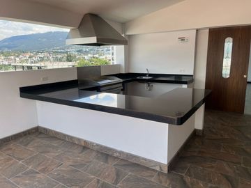 DEPARTAMENTO DE VENTA DE DOS DORMITORIOS Y ESTUDIO EN EL CENTRO DE CUMBAYA