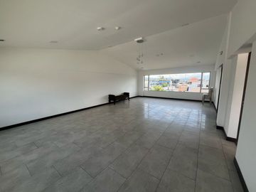 DEPARTAMENTO DE VENTA DE DOS DORMITORIOS Y ESTUDIO EN EL CENTRO DE CUMBAYA