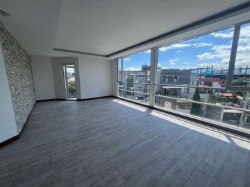 DEPARTAMENTO DE VENTA DE DOS DORMITORIOS Y ESTUDIO EN EL CENTRO DE CUMBAYA