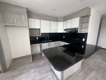 DEPARTAMENTO DE VENTA DE DOS DORMITORIOS Y ESTUDIO EN EL CENTRO DE CUMBAYA