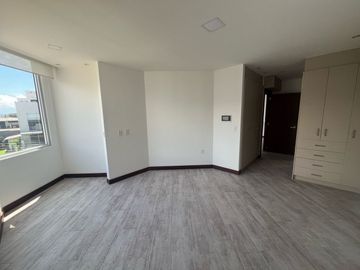DEPARTAMENTO DE VENTA DE DOS DORMITORIOS Y ESTUDIO EN EL CENTRO DE CUMBAYA