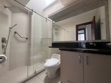 DEPARTAMENTO DE VENTA DE DOS DORMITORIOS Y ESTUDIO EN EL CENTRO DE CUMBAYA