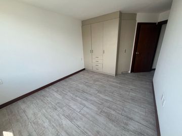 DEPARTAMENTO DE VENTA DE DOS DORMITORIOS Y ESTUDIO EN EL CENTRO DE CUMBAYA