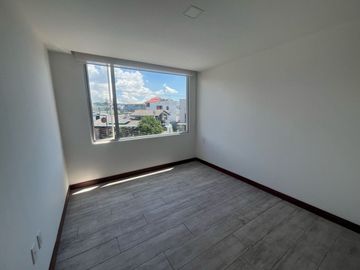 DEPARTAMENTO DE VENTA DE DOS DORMITORIOS Y ESTUDIO EN EL CENTRO DE CUMBAYA