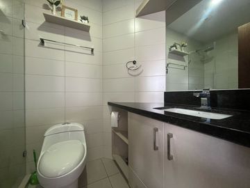 DEPARTAMENTO DE VENTA DE DOS DORMITORIOS Y ESTUDIO EN EL CENTRO DE CUMBAYA