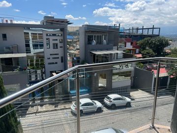 DEPARTAMENTO DE VENTA DE DOS DORMITORIOS Y ESTUDIO EN EL CENTRO DE CUMBAYA