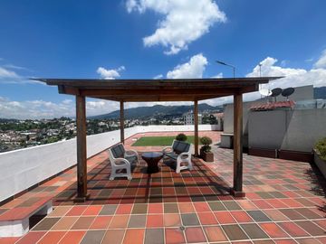 DEPARTAMENTO DE VENTA DE DOS DORMITORIOS Y ESTUDIO EN EL CENTRO DE CUMBAYA