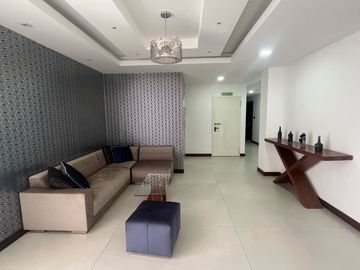 DEPARTAMENTO DE VENTA DE DOS DORMITORIOS Y ESTUDIO EN EL CENTRO DE CUMBAYA