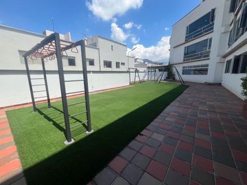 DEPARTAMENTO DE VENTA DE DOS DORMITORIOS Y ESTUDIO EN EL CENTRO DE CUMBAYA