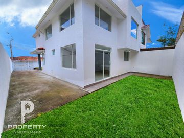 Casa POR ESTRENAR 300 m2 de terreno 3 dormitorios 6 parqueaderos Cashapamba Valle de los Chillos
