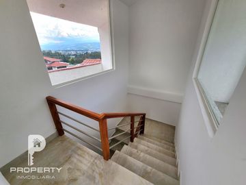 Casa POR ESTRENAR 300 m2 de terreno 3 dormitorios 6 parqueaderos Cashapamba Valle de los Chillos